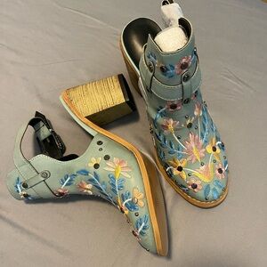 Embroidered heels NWOT